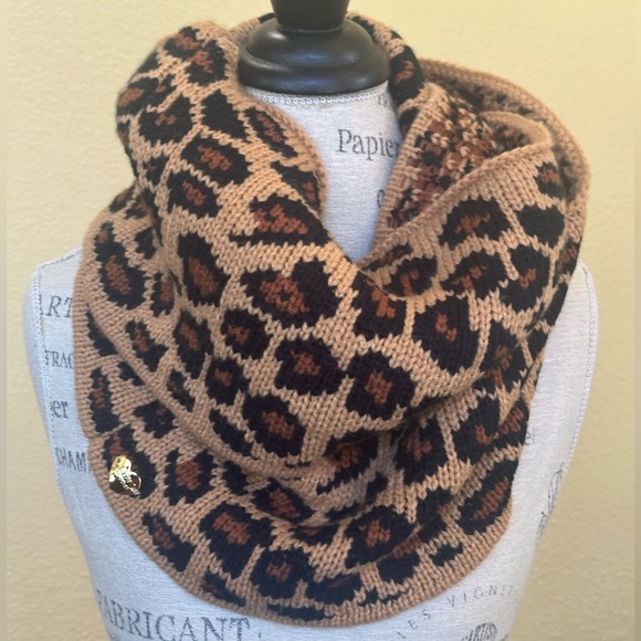 Betsey Johnson Animal Print Infinity Knit Scarf New Without Tags! - Picture 4 of 11